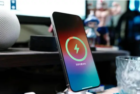 渝北苹果15换屏服务分享用什么充电器给iPhone15充电更好 